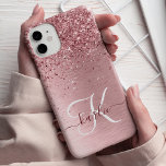 Nome do Monograma da Lâmina Rosa Bruta de Metal Gl<br><div class="desc">Personalize facilmente esta design de capa de telefone de chic moderna com brilho cintilante rosa-pincel bonito num fundo metálico rosado-pincelado e pincelado.</div>