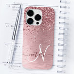 Nome do Monograma da Lâmina Rosa Bruta de Metal Gl<br><div class="desc">Personalize facilmente esta design de capa de telefone de chic moderna com brilho cintilante rosa-pincel bonito num fundo metálico rosado-pincelado e pincelado.</div>