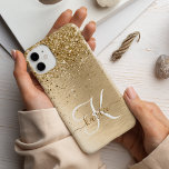 Nome do Monograma da Largura Dourada Bruta de Meta<br><div class="desc">Personalize facilmente esta moda design de capa de telefone de de chic com bonito brilho dourado em um fundo metálico escovado de ouro.</div>