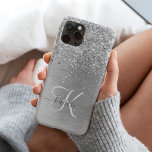 Nome do Monograma da Largura Metálica Brugada<br><div class="desc">Personalize facilmente esta moda design de capa de telefone de de chic com brilho cintilante prateado bonito num fundo metálico escovado prateado.</div>