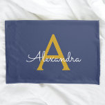 Nome do Monograma da Rapariga do Script Moderno Do<br><div class="desc">Travesseiro de Nome do Monograma Simples de Script Azul e Dourado do marinho. Isto faz o doce e perfeito aniversário de 16 anos,  casamento,  chá de panela,  aniversário,  chá de fraldas ou festa de solteira presente para alguém que ama luxo de luxo e estilos quíticos.</div>