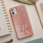 Nome do Monograma do Glitter Metálico Brutado Dour<br><div class="desc">Personalize facilmente esta design de capa de telefone de chic com tendência,  apresentando brilho bonito de ouro rosa em um fundo metálico escovado de rosa dourado.</div>