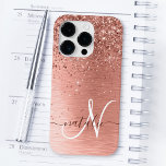 Nome do Monograma do Glitter Metálico Brutado Dour<br><div class="desc">Personalize facilmente esta design de capa de telefone de chic com tendência,  apresentando brilho bonito de ouro rosa em um fundo metálico escovado de rosa dourado.</div>