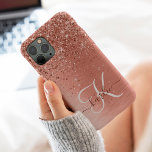 Nome do Monograma do Glitter Metálico Brutado Dour<br><div class="desc">Personalize facilmente esta design de capa de telefone de chic com tendência,  apresentando brilho bonito de ouro rosa em um fundo metálico escovado de rosa dourado.</div>