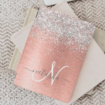 Nome do Monograma do Glitter Metálico Brutado Dour<br><div class="desc">Personalize facilmente esta capa de ipad de design de chic moderna com brilho cinza bonito em prata em um fundo metálico escovado de rosa dourado.</div>