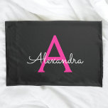 Nome do Monograma Girly Black Script Hot-Pink<br><div class="desc">Caso de Travesseiro do Nome do Monograma Simples de Script Preto e Rosa Quente Isto faz o doce e perfeito aniversário de 16 anos,  casamento,  chá de panela,  aniversário,  chá de fraldas ou festa de solteira presente para alguém que ama luxo de luxo e estilos quíticos.</div>