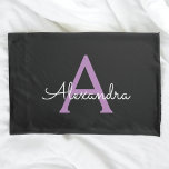 Nome do Monograma Girly de Script Preto Roxo<br><div class="desc">Caso de Travesseiro do Nome do Monograma Simples de Script Preto e Roxo. Isto faz o doce e perfeito aniversário de 16 anos,  casamento,  chá de panela,  aniversário,  chá de fraldas ou festa de solteira presente para alguém que ama luxo de luxo e estilos quíticos.</div>