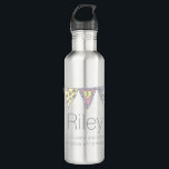 Nome do Riley que significa garrafa de bebidas de<br><div class="desc">Chamada de Riley Bunting bonito garrafa de nome desenhada à mão. Personalize com seu próprio nome e significado. Atualmente lê Riley. © Desenvolvido exclusivamente por Sarah Trett. www.sarahtrett.com</div>
