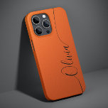 Nome do Script de Caligrafia Elegante Laranja Pret<br><div class="desc">Orange Shimmer White Elegant Calliografia Script Personalizado Nome Personalizado iPhone 14 Smart Capa de telefone apresenta um design moderno e moderno simples e na moda com seu nome personalizado em elegante texto caligráfico escrito à mão tipografia de script de caligrafia em um fundo metálico laranja. Elaborado por ©Evco Studio www.zazzle.com/store/evcostudio...</div>