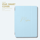 Nome do Script de capa de ipad Azul Pálido Moderno<br><div class="desc">Proteja seu ipad em estilo com este gabinete inteligente azul pálido que apresenta um nome de script de estilo manuscrito moderno em tom dourado. Selecione o modelo ipad e personalize facilmente o nome.</div>