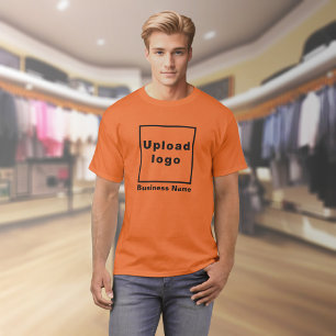 Nome e logotipo da empresa na camisa laranja