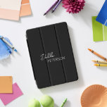 Nome Elegante Simples Moderno<br><div class="desc">Capa de ipad preta moderna com um design simples e mínimo personalizado com seu nome em um roteiro elegante e fonte sans serif contemporânea.</div>