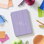 Nome Elegante Simples Moderno<br><div class="desc">Capa de ipad roxo/lavanda moderna com um design simples e mínimo personalizado com seu nome em um script elegante e fonte sans serif contemporânea.</div>