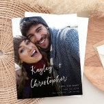 Nome Moderno do Orçamento Foto Verti Chic Salvar D<br><div class="desc">** SATIN PAPER É PAPEL FINO. ATUALIZE O PAPEL PARA OBTER UM PAPEL MAIS ESPESADO. TEM UMA OPÇÃO PARA ENVELOPES. *** Economize dinheiro em convites com este convite menor que tem uma opção para envelopes. Prepare seus convidados para o maravilhoso casamento com seu Chic Vertical Foto do Nome Moderno Salve...</div>