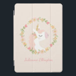 Nome Personalizado Cor-de-rosa-rosa-rosado branco<br><div class="desc">Esta capa de ipad personalizada na moda apresenta uma ilustração bonito de um unicórnio e uma coroa floral em rosa-claro. Personalize-o com seu nome em caracteres cursivos de script. ideia de presente de excelente!</div>