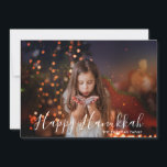Nome Personalizado de Foto Feliz Hanukkah<br><div class="desc">Este design de feriados apresenta sua foto favorita com o texto "Happy Hanukkah" e seu nome de família em uma camada moderna de tipografia branca. No verso está um padrão de quatrefoil de coral e ouro. Personalize editando o texto nas caixas de texto fornecidas e adicionando sua própria foto. #hanukkah...</div>