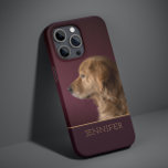 Nome Personalizado do Retriever de Fotografias do<br><div class="desc">O Ouro de Fotos Pet de Cão Nome Personalizado Retriever iPhone 14 Pro Smart Capa de telefone apresenta a sua foto favorita de animal de estimação ou cão com o seu nome personalizado na tipografia de script de ouro num fundo vermelho de burgundy profundo. Presente perfeito para Natal, aniversário, feriados,...</div>