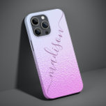 Nome Personalizado do Shimmer Rosa Girly Iridescen<br><div class="desc">A Capa de telefone inteligente iPhone 14 Plus,  do Iridescente Shimmer Rosa,  Personalizado,  apresenta um padrão moderno de shimmer iridescente,  rosa e azul,  com seu nome personalizado na tipografia de scripts de caligrafia escrita à mão roxa. Elaborado por ©Evco Studio www.zazzle.com/store/evcostudio</div>