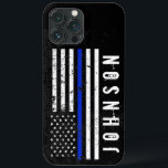 Nome Personalizado do Sinalizador de Polícia de Es<br><div class="desc">Esta capa de telefone única apresenta uma fina bandeira com tema de bandeira da polícia de linha azul no centro em um estilo robusto rachado e angustiado. Ao lado disso,  há um ponto para o primeiro ou sobrenome exclusivo do seu receptor de presente ou do seu destinatário de presente.</div>