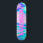 Nome personalizado do skate Rosa Girly Moderno<br><div class="desc">Personalize facilmente este skate colorido na rosa Girly Modern Holográfico Rainbow Pastel Wave,  um design abstrato,  colorido de sans serif preto e legal,  na estética do Unicórnio com um toque moderno e bonito de fada. Adicione seu nome,  escolha fonte,  altere tamanho e posição,  adicione clipart,  fotos e formas.</div>