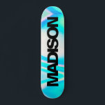 Nome personalizado do skate Turquoise Blue Wave<br><div class="desc">Personalize facilmente este skate colorido sobre o design abstrato da onda azul holográfica azul-turquesa azul-turquesa,  apresentando na moda e estética moderna. Adicione seu nome,  escolha fonte,  altere tamanho e posição,  adicione clipart,  fotos e formas.</div>