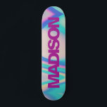 Nome Personalizado Do Skateboard Retro 90 Vaporwav<br><div class="desc">Personalize facilmente este nome personalizado colorido do skate Retro 90 Vaporwave design abstrato com tons de arco-íris azuis, cor-de-rosa e amarelos e fontes de sans violeta e legal roxas. Adicione seu nome, escolha fonte, altere tamanho e posição, adicione clipart, fotos e formas. Simples e bonito, perfeito como ideia de presente...</div>