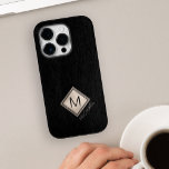 Nome personalizado monograma classe preto moderno<br><div class="desc">Capas de iphone de aparência exclusiva de luxo elegante com uma simples letra inicial de monograma minimalista e nome sobre um fundo de couro preto (IMPRESSO). Perfeito para uso profissional ou como presente para um homem.</div>
