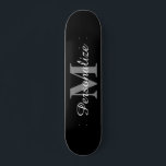 Nome personalizado monograma elegante skate deck<br><div class="desc">Nome personalizado: Andar de skate monograma. Personalizável com nome ou slogan. Legal ideia de presente de aniversário para crianças adolescentes. Adicione sua própria letra inicial e seu sobrenome. Modelo de tipografia elegante. Apresentações desportivas únicas para rapazes, raparigas, filhos, neto, filha, neta, adolescente, amigo, sobrinho, primo, etc. Cor de fundo negra...</div>