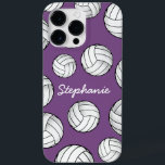 Nome Personalizado Único Roxo de Voleibol<br><div class="desc">Um legal caso pro max do iPhone com um nome personalizado e uma mistura de volleybolas contra um pano de fundo roxo pastel.</div>