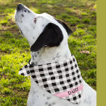 Nome Rosa Personalizado na Bandana de Xadrez de Ve<br><div class="desc">Impresso em um lado, o búfalo preto e branco verifica o padrão de xadrez bandana com o nome do cachorro em uma banda rosa. Duas apresentações disponíveis: 18"x18" (crianças, cães pequenos) e 22"x22" (adultos, cães grandes). Altere facilmente o nome usando o Modelo fornecido. Tecido leve que respira bem e seca...</div>