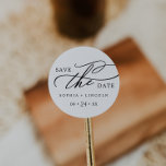 Nomes de caligrafia romântica Salvem o adesivo de<br><div class="desc">Os nomes românticos da caligrafia,  para salvar a data,  são perfeitos para um casamento simples. O clássico design moderno apresenta espirais ricos e turbilhões brancos com magnífica e elegante tipografia à mão. Personalize os adesivos com seus nomes e data de casamento.</div>