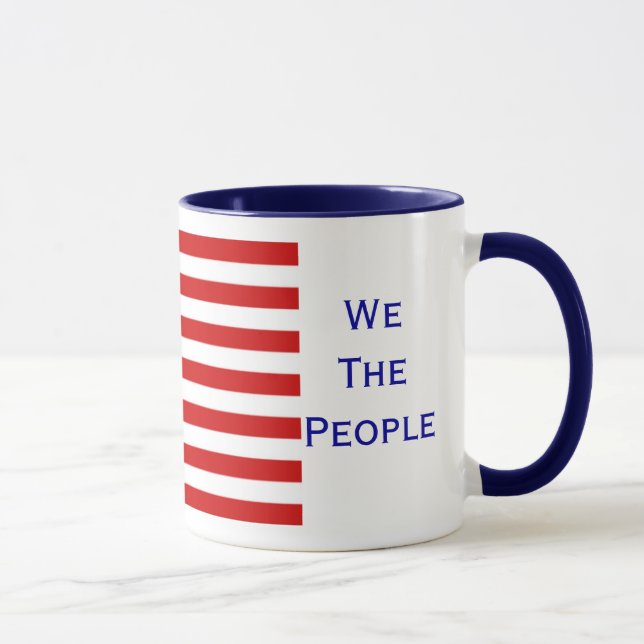 Nós as pessoas da caneca americana da bandeira da (Direita)