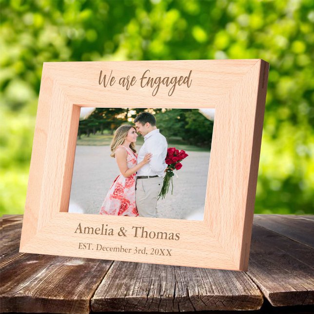Nós Estamos Engajados Moldura de Foto Rústica com  (We Are Engaged Rustic Photo frame with Names Engraved Frames)