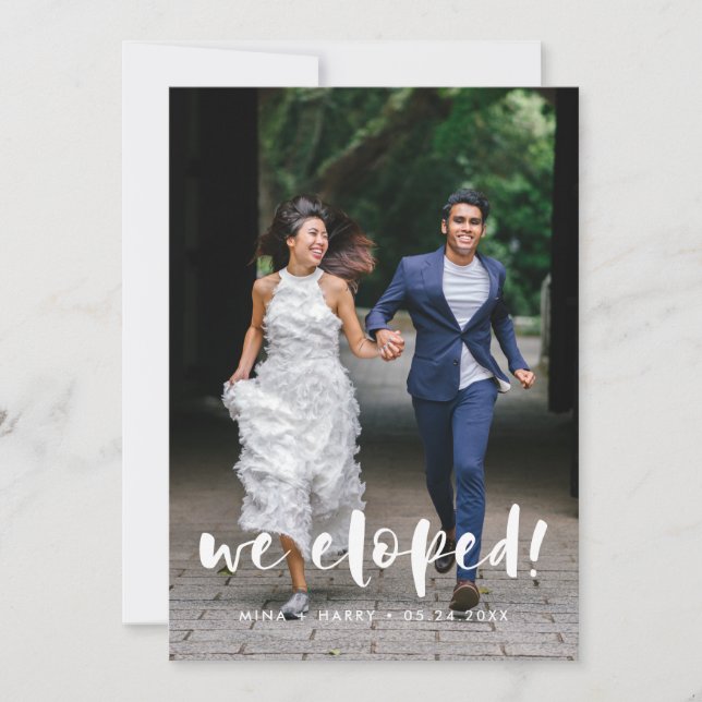 Nós fugimos Cartão de foto de casamento com script (Frente)
