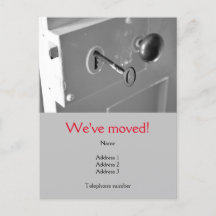 Nós movemos o cartão postal com uma porta e chave