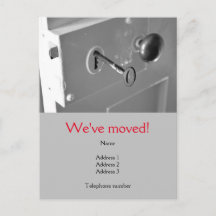 Nós movemos o cartão postal com uma porta e chave 