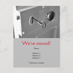 Nós movemos o cartão postal com uma porta e chave 