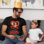 Nós Te Amo Pai Foto Foto De Cardíaco T-Shirt<br><div class="desc">Camiseta personalizada de dia de os pais com o ditado "nós amamos você pai", com uma foto em forma de coração de amor, uma dispersão de pequenos corações vermelhos, e os nomes das crianças. Dica da foto: recorte sua foto em um quadrado antes de carregar, garantindo que o assunto esteja...</div>