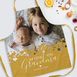 Nós Te Amo Vovó Foto Amarelo<br><div class="desc">Não é melhor cozinheira que vovó! À procura de um presente especial para a sua avó,  então este avental amarelo mostarda personalizado é perfeito com uma foto de família precioso das crianças,  um design cardíaco de tendências,  o ditado "nós te amamos avó" e os nomes dos netos.</div>