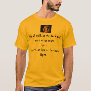 Nós todos andamos no t-shirt escuro do leão