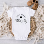 Nossa Primeira Camiseta Dia de os pais Bebê<br><div class="desc">Um design "nosso primeiro dia de os pais" com um coração,  perfeito para sua Dia de os pais de 1rua!</div>