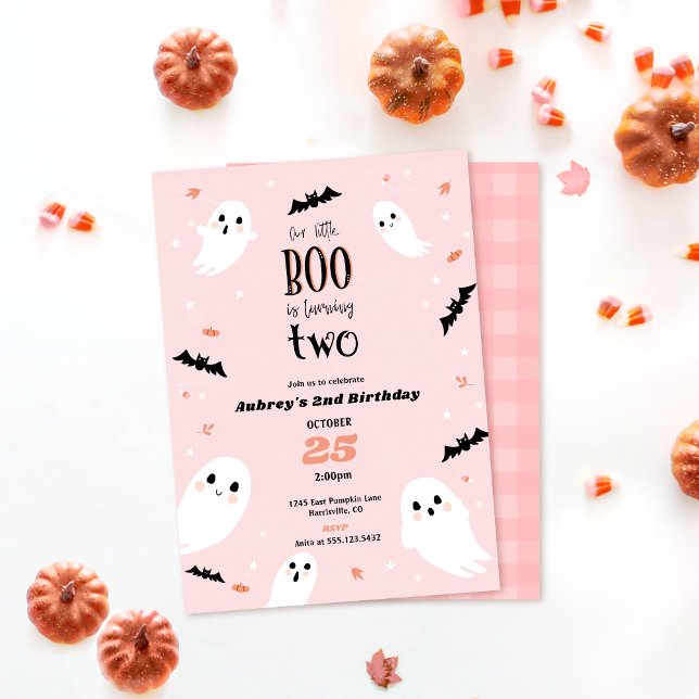 Nosso pequeno convite para segundos aniversários d (Little boo 2nd birthday halloween invitation. Pink pastel design mockup shown with plaid back side. )