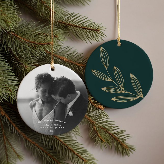 Nosso Primeiro Ornamento de Cerâmica de Prova Verd (Our first Christmas couples photo ornament featuring a hand-drawn botanical sprout on green.)
