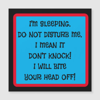 NOTAS DE MAGNET AJUDADAS NA PORTA FRONTAL DORMINDO