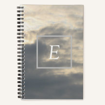 Notebook de Cinza monográfica e nuvens brancas de 