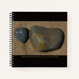 Notebook w imagem de pedra + texto inspiracional