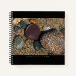 Notebook w imagem de pedra + texto inspiracional