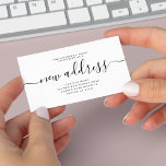 Novo anúncio de movimentação de script de endereço<br><div class="desc">Simples e elegante cartão pequeno de anúncio,  preto e branco,  de nova caligrafia de caligrafia de caligrafia de endereço.          Fácil de personalizar com seu novo endereço residencial.</div>