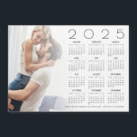 Novo Favor de Casamento Recém-Casado do Calendário<br><div class="desc">Cartão de Favor de Casamento Recém-casado de 2025 para Sobreposição de Foto no Calendário. Uma ideia para um favor de casamento para casais de natal, com este presente de calendário para 2025 para os seus convidados personalizados com a sua foto favorita! Simplesmente troque a sua foto pela imagem de exemplo...</div>