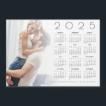 Novo Favor de Casamento Recém-Casado do Calendário<br><div class="desc">Cartão de Favor de Casamento Recém-casado de 2025 para Sobreposição de Foto no Calendário. Uma ideia para um favor de casamento para casais de natal, com este presente de calendário para 2025 para os seus convidados personalizados com a sua foto favorita! Simplesmente troque a sua foto pela imagem de exemplo...</div>